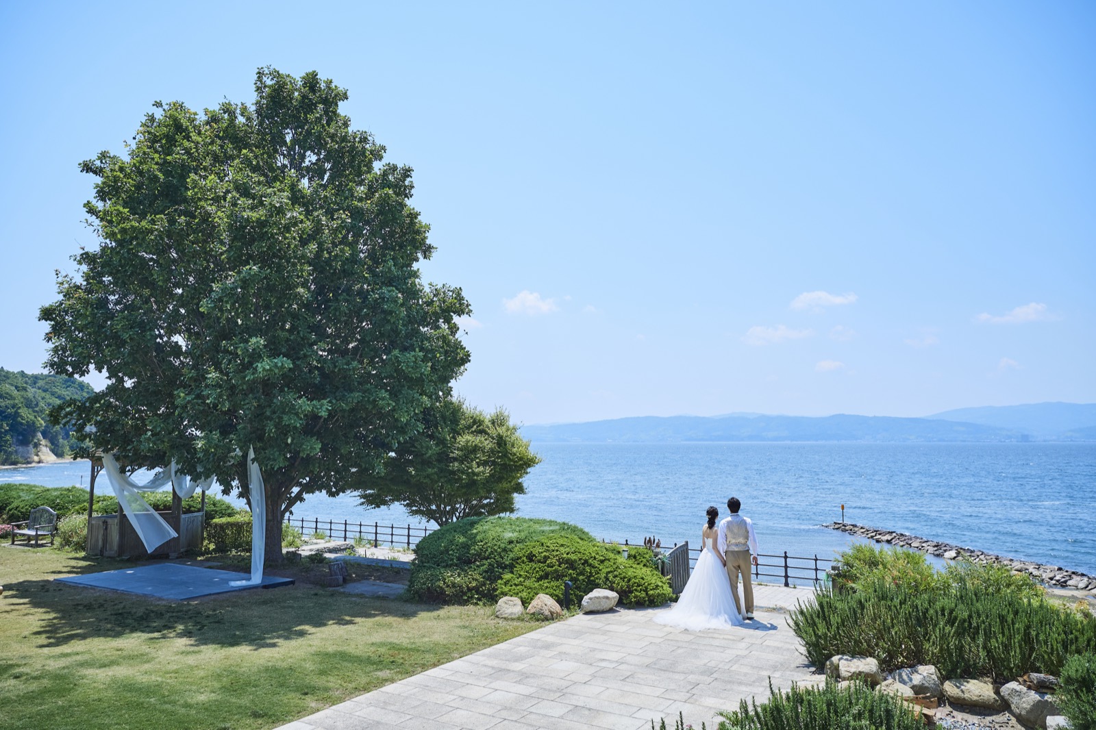 大木と宍道湖の新郎新婦